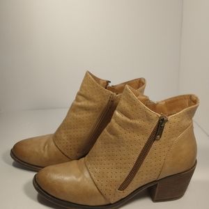 Pierre Dumas Tan Faux Leather Bootie Perforated Womens Size 7 Zip Up *small flaw
